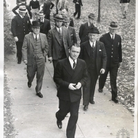 15.  Половина коллегии присяжных по делу об убийстве направляется на ланч (1937 г., Нью-Йорк)